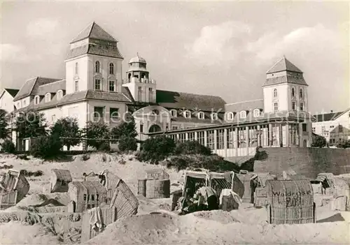 AK / Ansichtskarte Binz Ruegen Strand mit Kurhaus Kat. Binz