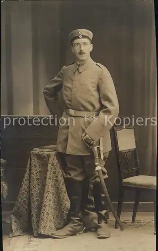 AK / Ansichtskarte Regiment FAR 052 Feldartillerie Soldat mit Saebel WK1