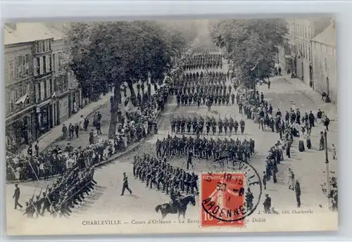 AK / Ansichtskarte Charleville Charleville Cours Orleans Parade Soldaten x /  /