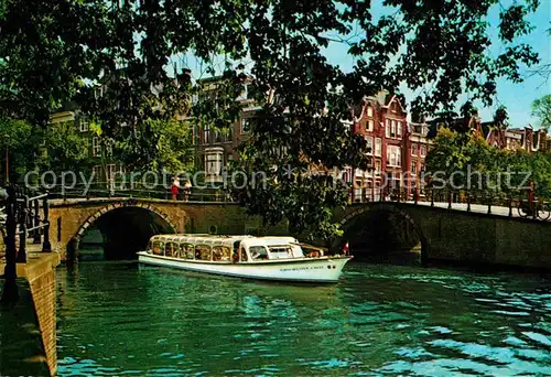 Amsterdam Niederlande Gracht med Rondvaartboot Kat. Amsterdam