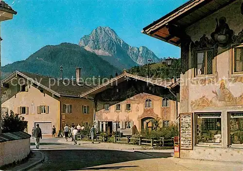 AK / Ansichtskarte Mittenwald Bayern Bunte Haeuser im Gries mit Wettersteinwand Fassadenmalerei Kat. Mittenwald