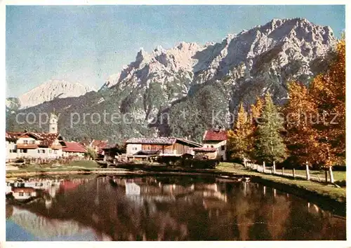 AK / Ansichtskarte Mittenwald Bayern Ortsansicht mit Kirche Teich Karwendelspitze Karwendelgebirge Kat. Mittenwald