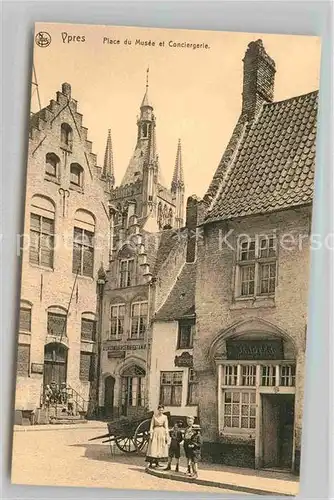 AK / Ansichtskarte Ypres Ypern West Vlaanderen Place du Musee el Conciergerie Kat. 