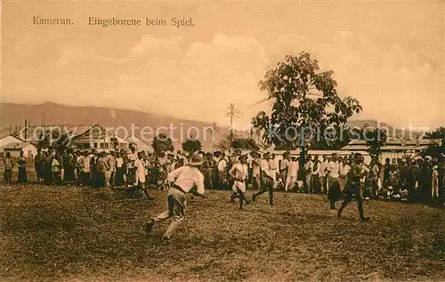 AK / Ansichtskarte Kamerun Afrika Eingeborene beim Spiel Kat. Afrika