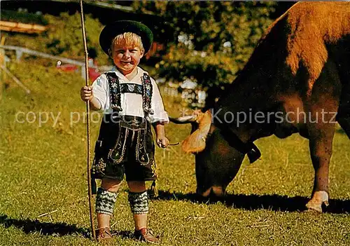 AK / Ansichtskarte Kuehe Kind Lederhose Kat. Tiere