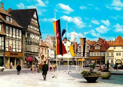 AK / Ansichtskarte Hameln Weser Am Pferdemarkt Altstadt Fahnen