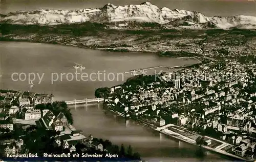 AK / Ansichtskarte Konstanz Bodensee Fliegeraufnahme mit Rheinausfluss und Alpen Kat. Konstanz