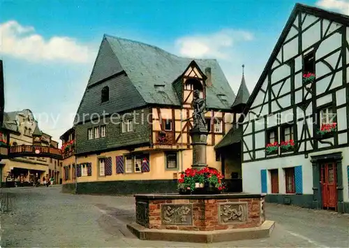 AK / Ansichtskarte Winningen Mosel Innenstadt Weinhexenbrunnen Fachwerkhaus Kat. Winningen