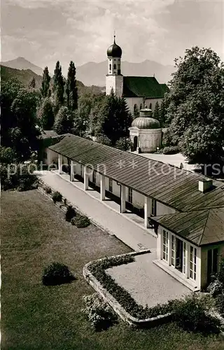 AK / Ansichtskarte Bad Heilbrunn Wandelhalle mit Kirche Kat. Bad Heilbrunn