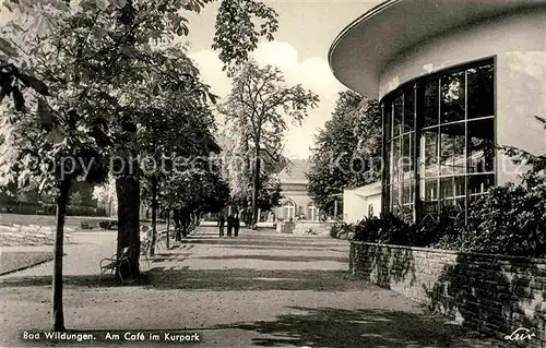 AK / Ansichtskarte Bad Wildungen Am Cafe im Kurpark  Kat. Bad Wildungen