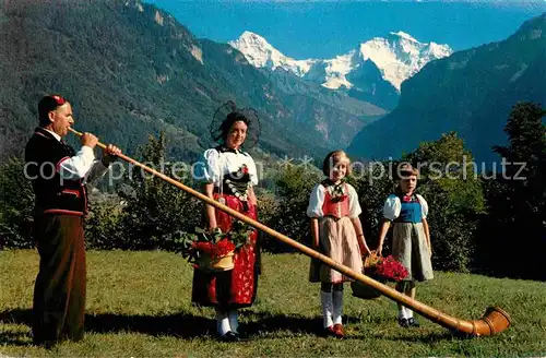 AK / Ansichtskarte Alphorn Alphornblaeser Trachten Moench Jungfrau Kat. Musik