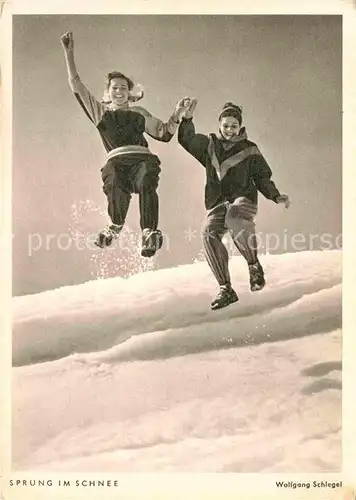 AK / Ansichtskarte Fotografie Wolfgang Schlegel Sprung im Schnee  Kat. Fotografie