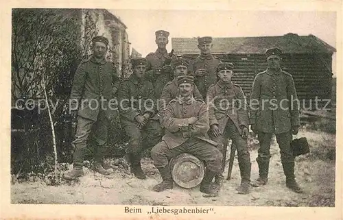 AK / Ansichtskarte Militaria WK1 Beim "Liebesgabenbier" Kat. WK1