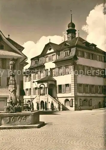 AK / Ansichtskarte Sarnen Rathaus mit Bruderklausen Brunnen Kat. Sarnen