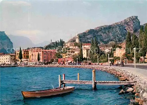 AK / Ansichtskarte Torbole Lago di Garda Uferstrasse am Gardasee Bootsanleger Kat. Italien