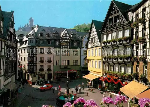 AK / Ansichtskarte Cochem Mosel Marktplatz St Martinsbrunnen Fachwerkhaeuser Reichsburg Kat. Cochem