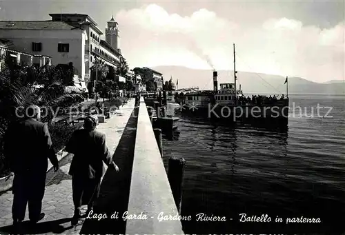 AK / Ansichtskarte Gardone Riviera Lago di Garda Battello in partenza Uferpromenade Bootsanleger Dampfer Gardasee Kat. Italien