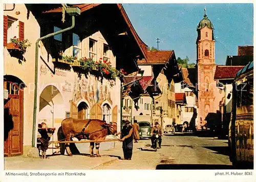 AK / Ansichtskarte Mittenwald Bayern Strassenpartie Pfarrkirche  Kat. Mittenwald