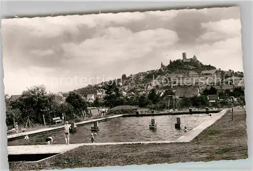 AK / Ansichtskarte Gleiberg Schwimmbad Blick zur Burg