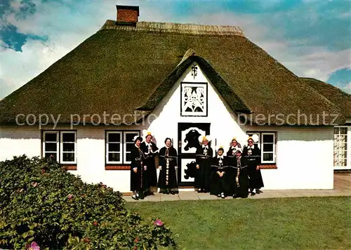 AK / Ansichtskarte St Peter Ording Fischerhaus mit Eiderstedter Trachtengruppe St Peter Kat. Sankt Peter Ording