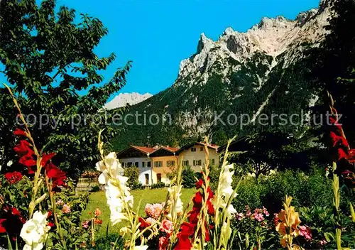 AK / Ansichtskarte Mittenwald Bayern Haeuser am Untermarkt mit Karwendel Kat. Mittenwald