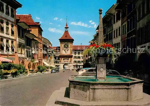 AK / Ansichtskarte Morat Murten Hauptstrasse mit Tor und Brunnen Kat. Murten