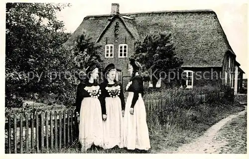 AK / Ansichtskarte Amrum Maedchen in Heimattracht Nordseeinsel Kat. Nebel