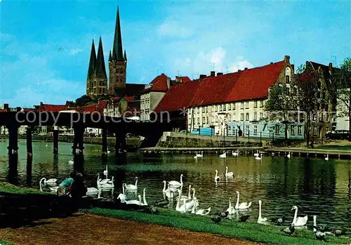 AK / Ansichtskarte Luebeck Blick vom Malerwinkel auf St Petri und St Marien Kirche Bruecke Schwaene Kat. Luebeck