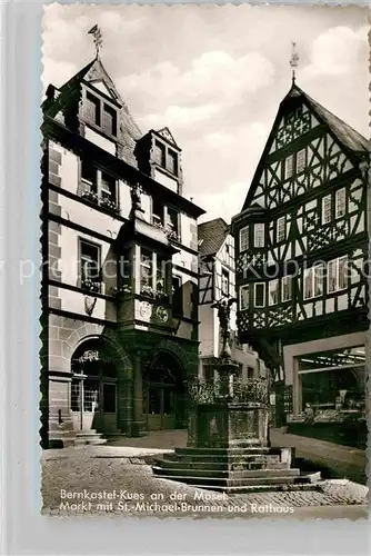 AK / Ansichtskarte Bernkastel Kues Markt mit St Michaelbrunnen und Rathaus Kat. Bernkastel Kues