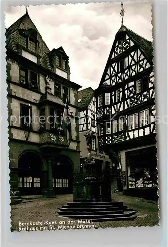 AK / Ansichtskarte Bernkastel Kues Rathaus mit St Michaelbrunnen Kat. Bernkastel Kues