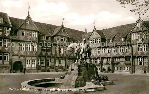 AK / Ansichtskarte Wolfenbuettel Stadtmarkt Herzog August Denkmal Kat. Wolfenbuettel