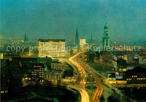 AK / Ansichtskarte Hamburg Stadtbild mit dem Michel Wahrzeichen der Stadt Michaeliskirche Nachtaufnahme Kat. Hamburg