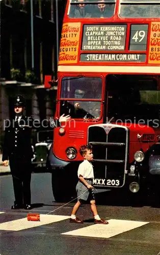 AK / Ansichtskarte Polizei Policeman Point Duty London  Kat. Polizei