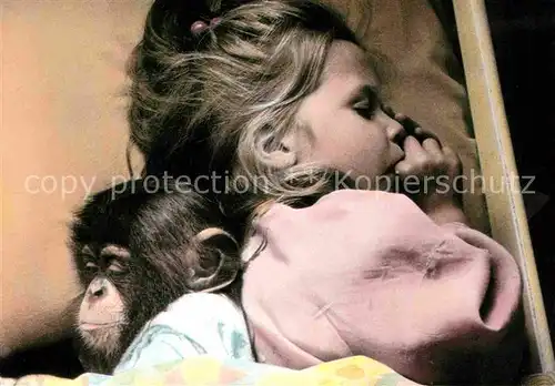 AK / Ansichtskarte Affen Child and Chimp sleeping  Kat. Tiere