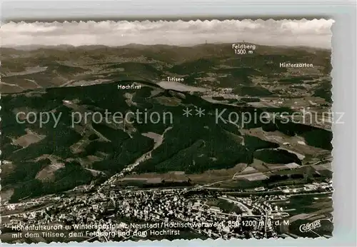 AK / Ansichtskarte Titisee Neustadt Fliegeraufnahme mit Feldberg Hochfirst Hinterzarten Kat. Titisee Neustadt