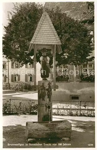 AK / Ansichtskarte Neustadt Schwarzwald Brunnenfigur Neustadter Tracht