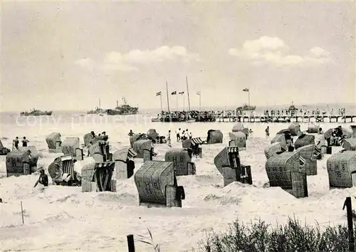 AK / Ansichtskarte Scharbeutz Ostseebad Flottenbesuch auf der Reede Strandkoerbe Kat. Scharbeutz