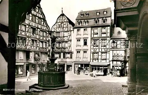 AK / Ansichtskarte Bernkastel Kues Marktplatz Brunnen Fachwerkhaeuser Altstadt Kat. Bernkastel Kues