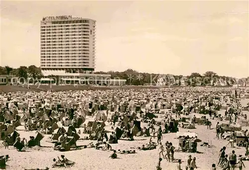 AK / Ansichtskarte Warnemuende Ostseebad Strand mit Blick zum Hotel Neptun Kat. Rostock