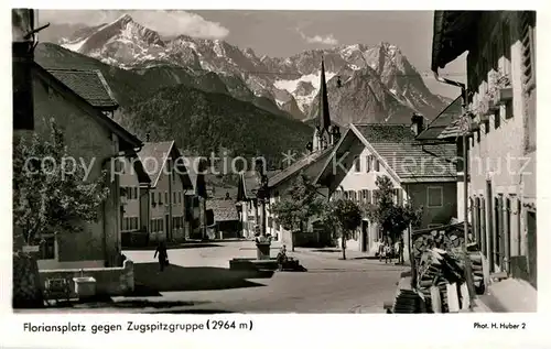 AK / Ansichtskarte Garmisch Partenkirchen Floriansplatz gegen Zugspitzegruppe Wettersteingebirge Huber Karte Nr 2 Kat. Garmisch Partenkirchen