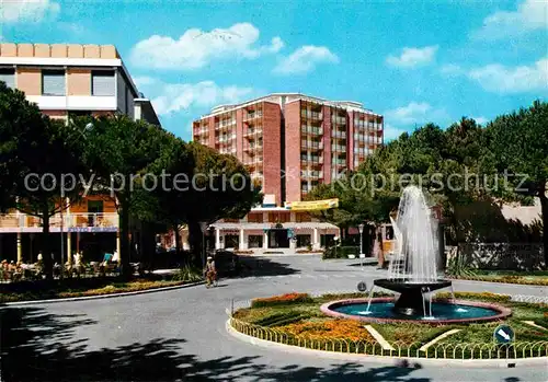 AK / Ansichtskarte Lignano Sabbiadoro Centro Fontana Zentrum Springbrunnen Kat. Lignano