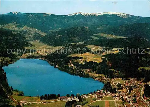 AK / Ansichtskarte Titisee mit Blick zum Feldberg Schwarzwald Fliegeraufnahme Kat. Titisee Neustadt