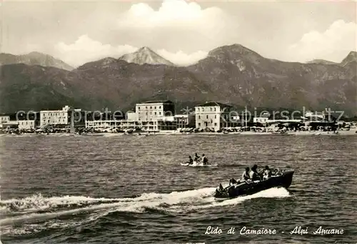 AK / Ansichtskarte Lido di Camaiore Ansicht vom Meer aus Motorboot Apuanische Alpen Kat. Italien