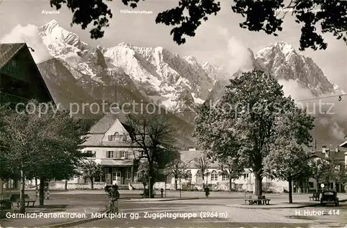 AK / Ansichtskarte Garmisch Partenkirchen Marktplatz gegen Zugspitzgruppe Wettersteingebirge Kat. Garmisch Partenkirchen