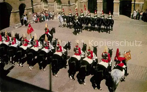 AK / Ansichtskarte Leibgarde Wache Changing the Guard Whitehall London  Kat. Polizei