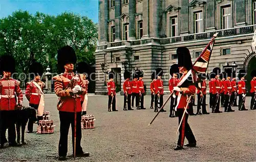 AK / Ansichtskarte Leibgarde Wache Changing the Guards Ceremony Buckingham Palace London  Kat. Polizei