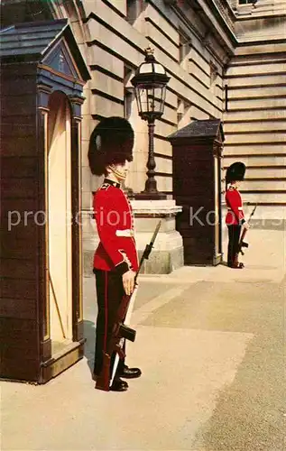 AK / Ansichtskarte Leibgarde Wache Irish Guards Sentry Duty Buckingham Palace London  Kat. Polizei