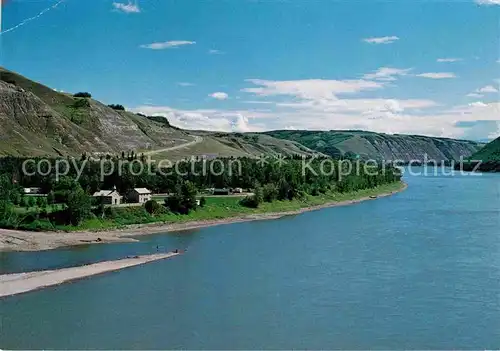 AK / Ansichtskarte Dunvegan Alberta  The Dunvegan Mission alongside the Mighty Peace River