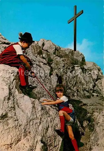 AK / Ansichtskarte Klettern Bergsteigen Kinder Gipfelkreuz  Kat. Bergsteigen