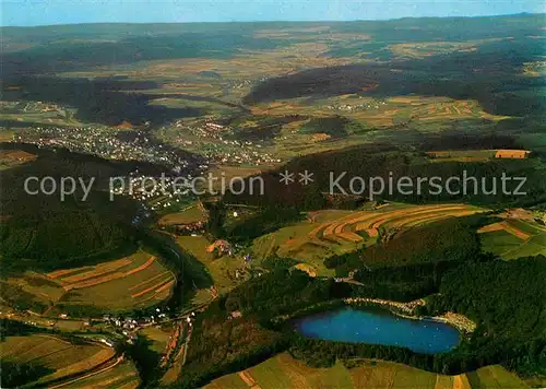 AK / Ansichtskarte Daun Eifel mit Gemuendener Maar Kneipp Luftkurort Fliegeraufnahme Kat. Daun